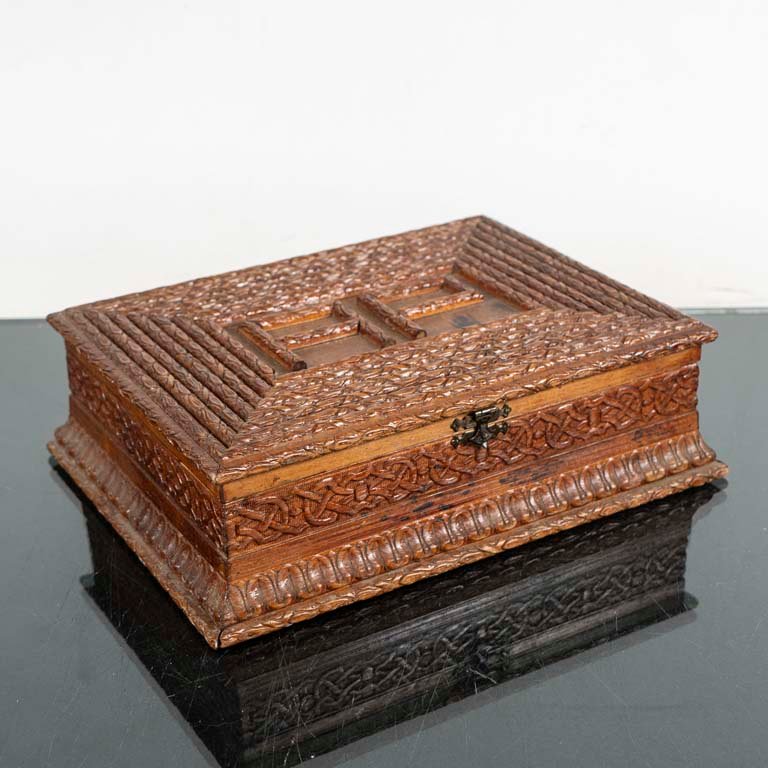 Lote siguiente: Caja de madera tallada - Medidas: 30x23x9cm