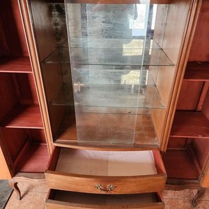 Cristalero Francés de Madera con Cajones y Estantes - imagen 7