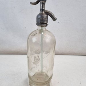 Lote anterior: L 340 - 1 Pieza - Antiguo sifón de soda en vidrio grabado con cabezal de peltre de la marca 'Bebidas P.I.M.', ideal para decoración o coleccionismo (Con Detalle En La Base)