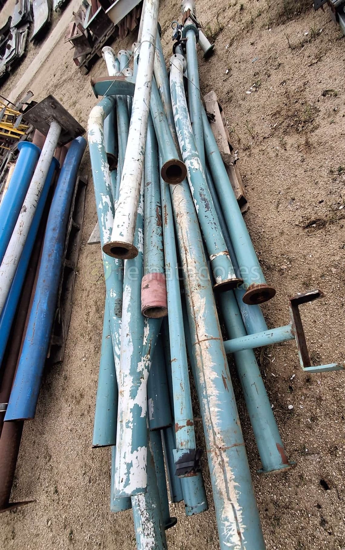 Lote de Tubos Metálicos Industriales Azules y Blancos