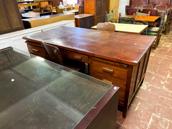 Escritorio Antiguo de Madera Oscura con Cajones
