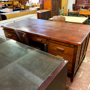 Lote siguiente: Escritorio Antiguo de Madera Oscura con Cajones