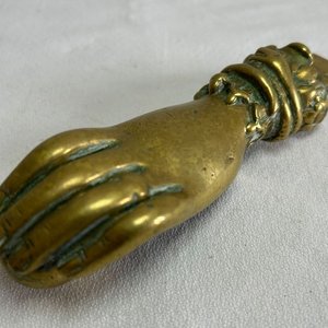 Llamador de Puerta Antiguo en Bronce Macizo con Forma de Mano - imagen 2
