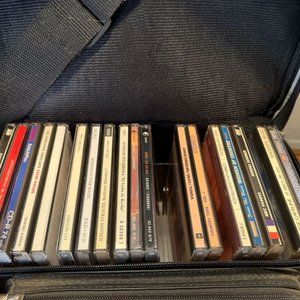 Selección de CDs de Música Variada con Estuche y Soportes - imagen 4