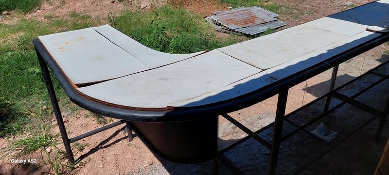 Gran mostrador o barra en hierro y vidrio para decoración - imagen 2