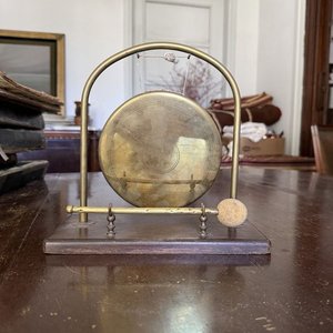 Gong Chino Decorativo en Bronce o Latón con Soporte de Madera y Mazo - imagen 1