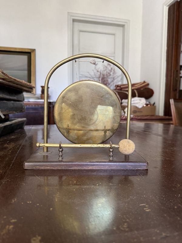 Gong Chino Decorativo en Bronce o Latón con Soporte de Madera y Mazo