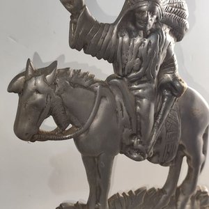 Figura de Indio Sioux a Caballo en Metal con Base de Mármol - imagen 2