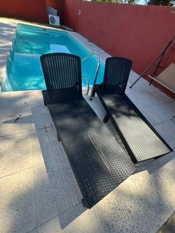 Pare de reposeras plegables de PVC simulando ratán - imagen 7