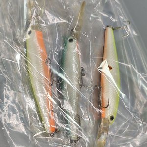 Lote de 3 Señuelos de Pesca Tipo Minnow con Babero y Anzuelos - imagen 12