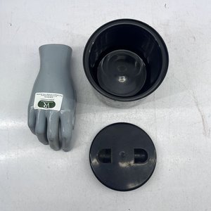 Hielera de Plástico Negra con Publicidad de Whisky Blenders y Mano Decorativa - imagen 6