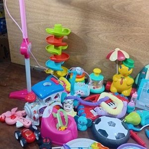 Lote Variado de Juguetes Infantiles: Pelota, Teclado, Figuras y Más - imagen 9