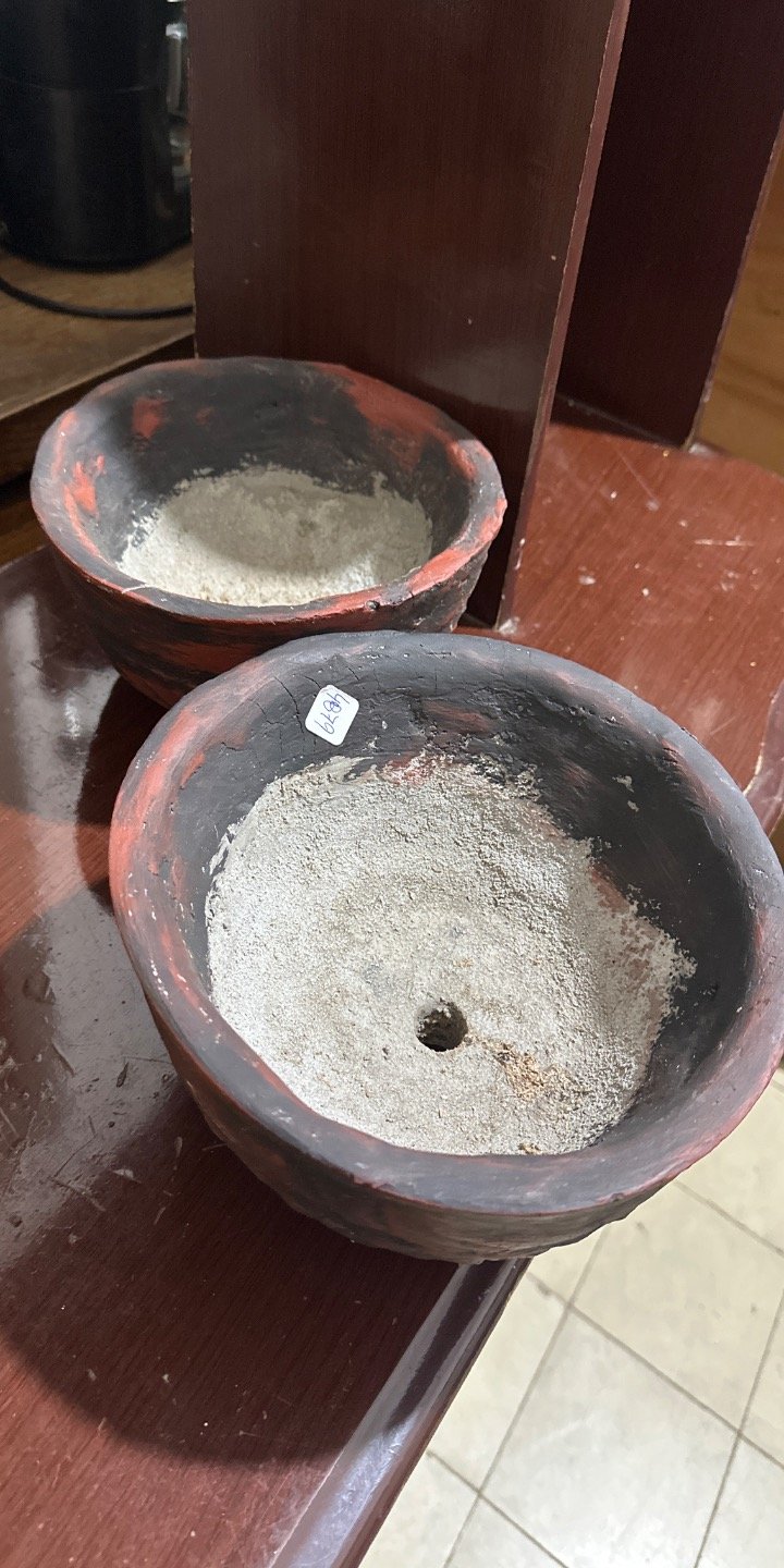 Lote anterior: Dos macetas de cerámica con defectos
