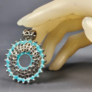 Lote de 13 Piezas de Bijouterie: Pulseras, Dijes y Collares Variados - imagen 6