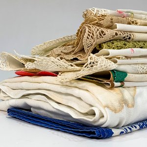 Lote de Servilletas, Carpetas y Mantel de Hilo Blanco con Decoración Floral - imagen 2