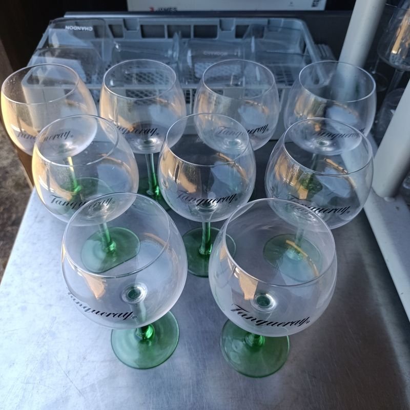 Copas de vino con pie verde Tanqueray - imagen 3