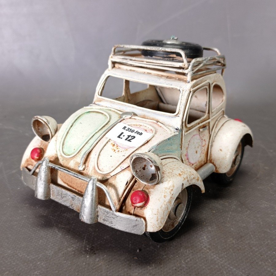 Miniatura de coche de hojalata con rueda auxiliar - imagen 1
