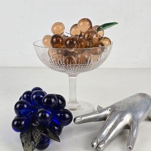 Centro de Mesa de Cristal con Racimos de Uvas Decorativas en Vidrio Azul y Ámbar - imagen 1
