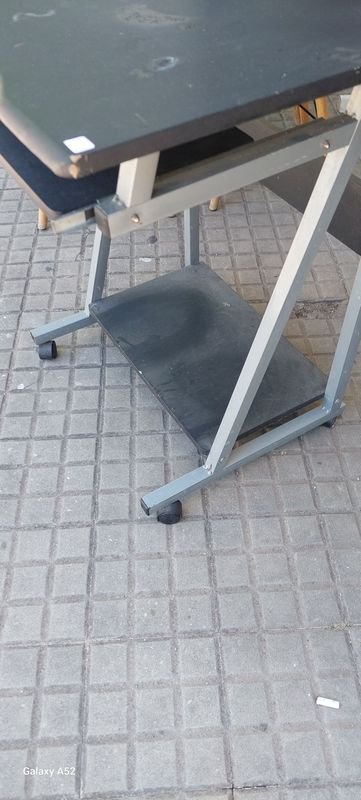 Escritorio con alzada de metal negro - imagen 3
