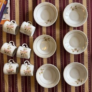 Juego de Tazas y Platos de Porcelana Brasileña con Flores Rosadas y Doradas - imagen 10