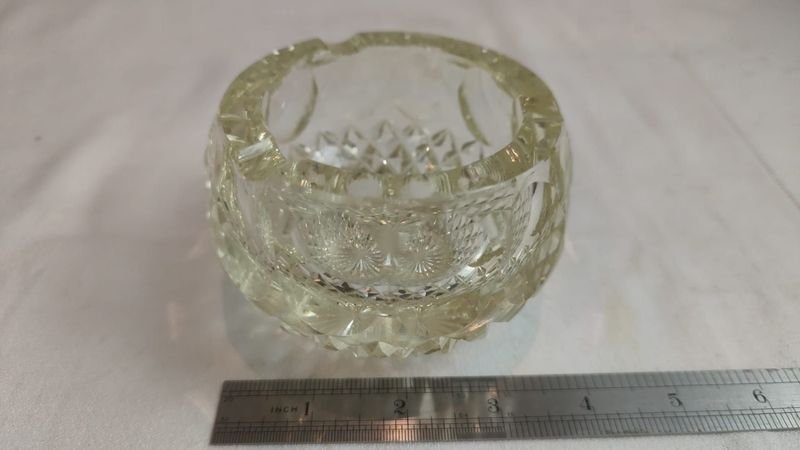 Cenicero de cristal con diseño de vidrio tallado - imagen 2