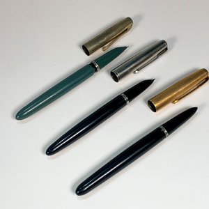 Tres Plumas Parker: Dos Negras y Una Verde con Detalles - imagen 2