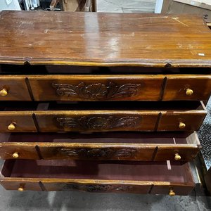Cómoda Antigua de Madera con 4 Cajones y Detalles Tallados - imagen 2