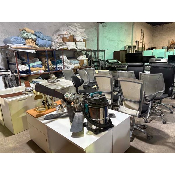Lote de Muebles de Oficina y Artículos Varios