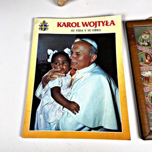 Libro "Karol Wojtyla Su Vida y Su Obra", Cuadro Religioso y Dos Muñecas de Pasta - imagen 3