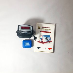 Lote anterior: Parlante JBL Azul, Radio Reloj Aiwa y Pantalla Ampliadora para Celular