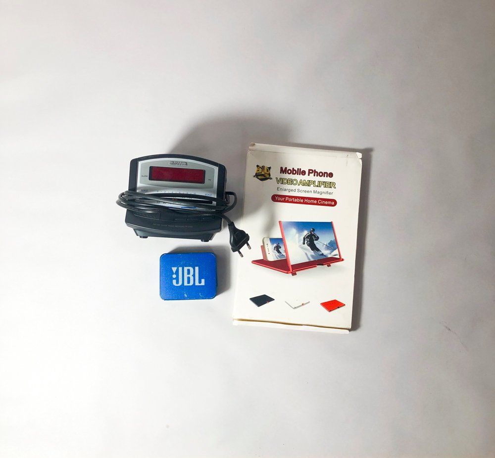 Parlante JBL Azul, Radio Reloj Aiwa y Pantalla Ampliadora para Celular