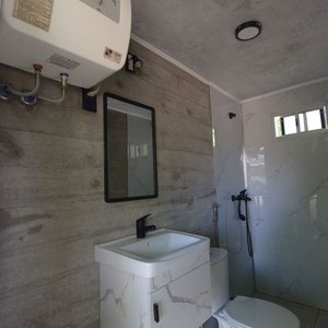 Baño Móvil Prefabricado Completo con Lavabo, Inodoro y Calentador - imagen 3