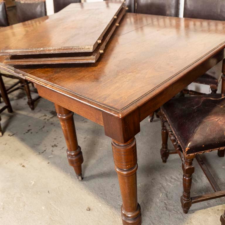 Juego de comedor inglés: mesa rodante con tres tablas de extension y doce sillas tapizadas en cuero - imagen 3