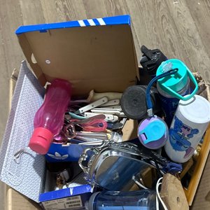 Lote siguiente: Caja con Cubiertos y Varios Artículos Domésticos
