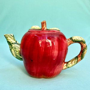 Hermosa tetera sellada . Forma de manzana . Simply Delicivos . Chadwik Miller,Inc (empresa estadounidense importadora).  Tiene alguna restauración .Muy decorativa y coleccionable. Altura aprox: 12.5 cm. - imagen 2