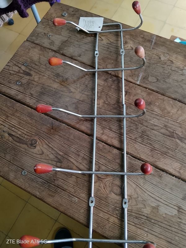 Perchero de Pared Metálico con Pomos de Madera