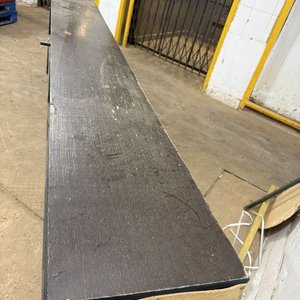 Barra Larga Estructura Hierro y Tabla Oscura - imagen 3