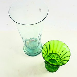 Dos Floreros de Vidrio: Verde Tallado y Alto Hialino - imagen 2