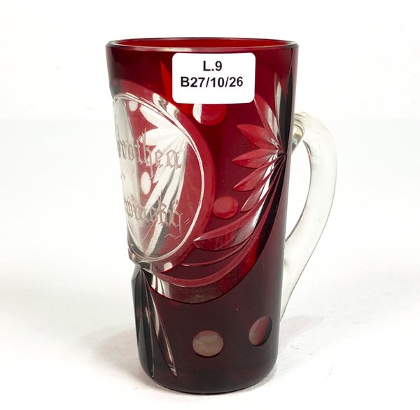 Vaso de Cristal Tallado Rojo con Asa y Grabado - imagen 1