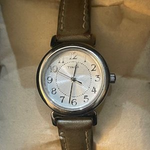 Reloj Timex Clásico con Esfera Nacarada y Correa de Cuero - imagen 4