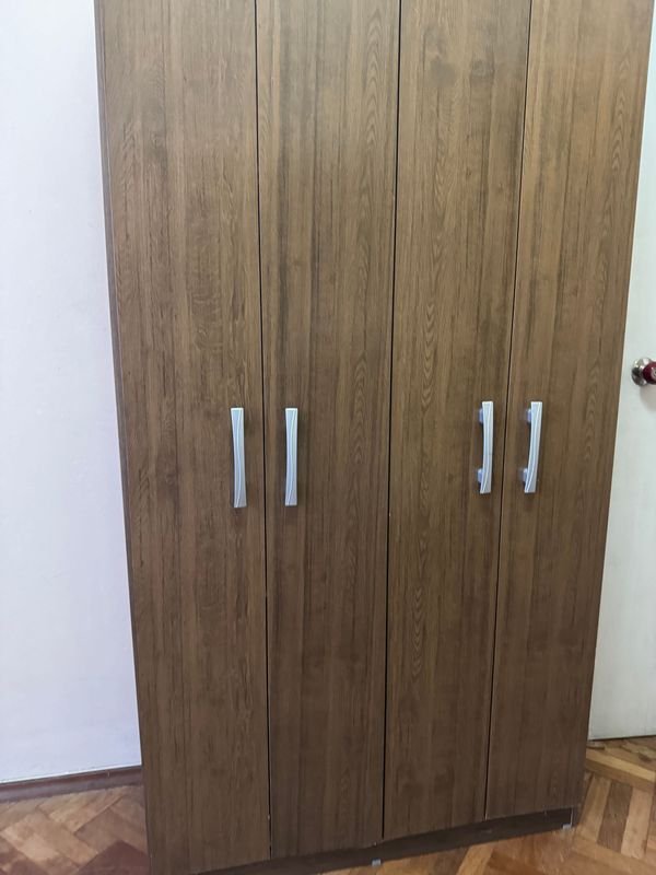 Ropero moderno de 4 puertas en buen estado - imagen 2