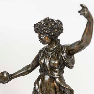Figura Femenina de Metal Hueca con Base de Madera - imagen 2