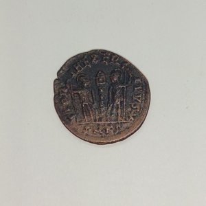 Moneda Romana de Constantino el Grande - Gloria Exercitus - imagen 3