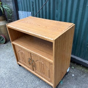 Mueble de TV de madera con puertas y estante - imagen 3