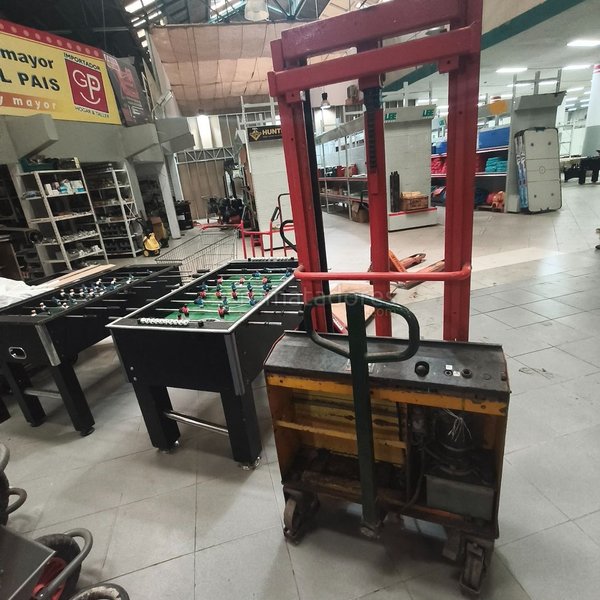 Mesa de Futbolín y Carro Eléctrico de Carga