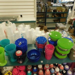 Lote siguiente: Set de 72 tapers, recipientes plásticos y vasos