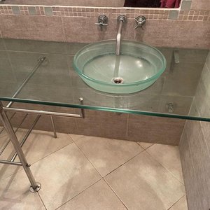 LOTE DESTACADO-Mesada de Baño de Vidrio con 2 Bachas / Base Acero Inoxidable con estante y soporte para toalla. - imagen 2
