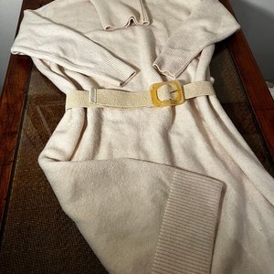 Buzo de Lana Cremoso con Cinturón y Bordado Frontal Talle XL - imagen 5