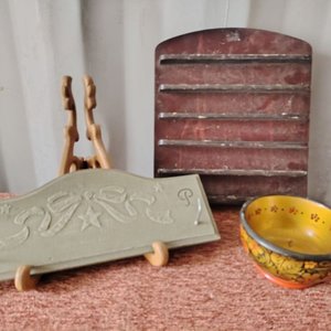 Lote anterior: Lote de Artículos de Madera: Cuenco Decorado, Perchero y Expositor