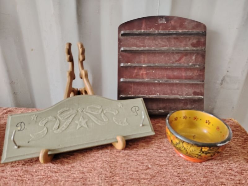 Lote de Artículos de Madera: Cuenco Decorado, Perchero y Expositor